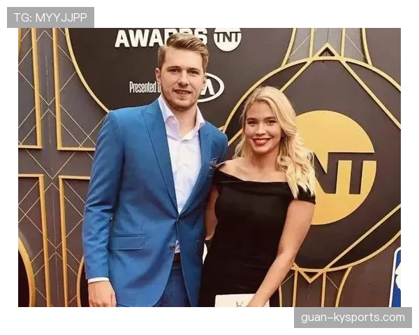 东契奇最新豪宅曝光，客厅比我家整个房子还大，真是活成了童话里的王子